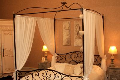 Décoration de table de réception avec nappes blanches, chandeliers, vaisselle élégante et arrangement floral blanc.