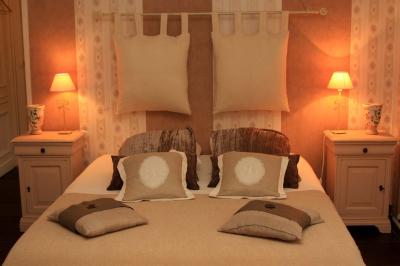 Décoration de table de réception avec nappes blanches, chandeliers, vaisselle élégante et arrangement floral blanc.