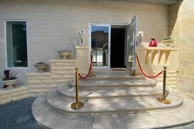 Décoration de table de réception avec nappes blanches, chandeliers, vaisselle élégante et arrangement floral blanc.