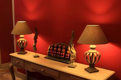 Décoration de table de réception avec nappes blanches, chandeliers, vaisselle élégante et arrangement floral blanc.