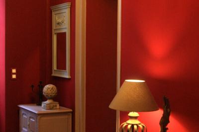 Décoration de table de réception avec nappes blanches, chandeliers, vaisselle élégante et arrangement floral blanc.