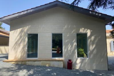 Décoration de table de réception avec nappes blanches, chandeliers, vaisselle élégante et arrangement floral blanc.