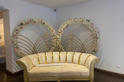 Décoration de table de réception avec nappes blanches, chandeliers, vaisselle élégante et arrangement floral blanc.