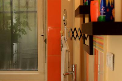 Décoration de table de réception avec nappes blanches, chandeliers, vaisselle élégante et arrangement floral blanc.