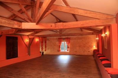 Décoration de table de réception avec nappes blanches, chandeliers, vaisselle élégante et arrangement floral blanc.