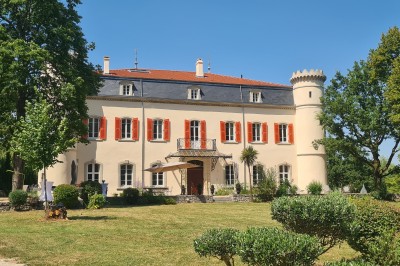 Miniature Location salle Chomérac (Ardèche) - Château du Bijou #4 Vue d'une piscine entourée de verdure, avec des arbres et des collines boisées en arrière-plan.