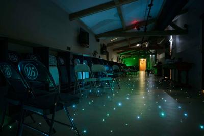 Bureau en bois avec lampe, ordinateur portable et étagères, situé entre deux portes dans une chambre lumineuse.