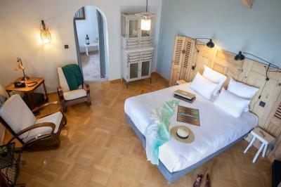 Bureau en bois avec lampe, ordinateur portable et étagères, situé entre deux portes dans une chambre lumineuse.