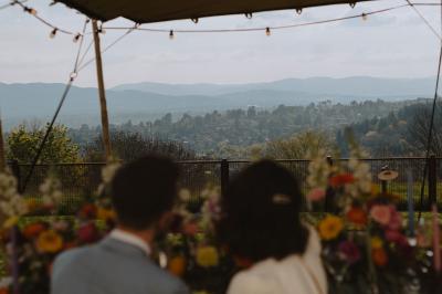 Bureau en bois avec lampe, ordinateur portable et étagères, situé entre deux portes dans une chambre lumineuse.