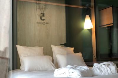 Bureau en bois avec lampe, ordinateur portable et étagères, situé entre deux portes dans une chambre lumineuse.