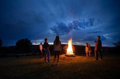 Bureau en bois avec lampe, ordinateur portable et étagères, situé entre deux portes dans une chambre lumineuse.