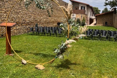 Bureau en bois avec lampe, ordinateur portable et étagères, situé entre deux portes dans une chambre lumineuse.
