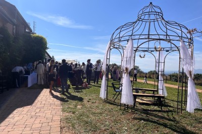 Bureau en bois avec lampe, ordinateur portable et étagères, situé entre deux portes dans une chambre lumineuse.