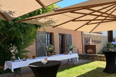 Bureau en bois avec lampe, ordinateur portable et étagères, situé entre deux portes dans une chambre lumineuse.