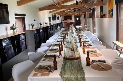 Bureau en bois avec lampe, ordinateur portable et étagères, situé entre deux portes dans une chambre lumineuse.