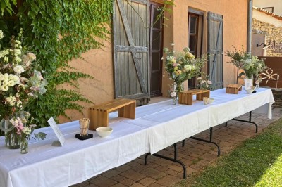 Bureau en bois avec lampe, ordinateur portable et étagères, situé entre deux portes dans une chambre lumineuse.