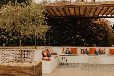 Cour intérieure avec murs recouverts de lierre, une porte en bois ouverte, un tonneau et une lanterne suspendue.