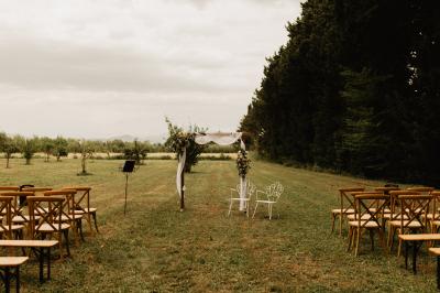 Cour intérieure avec murs recouverts de lierre, une porte en bois ouverte, un tonneau et une lanterne suspendue.