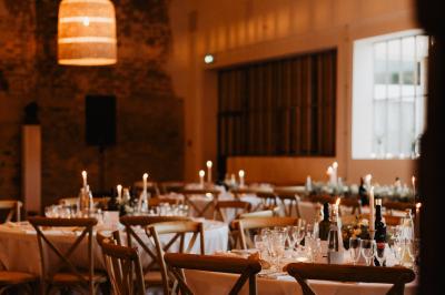 Cour intérieure avec murs recouverts de lierre, une porte en bois ouverte, un tonneau et une lanterne suspendue.