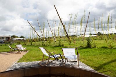 Assiette contenant un poisson entier grillé, des légumes rôtis variés et une sauce servie sur une table en marbre.