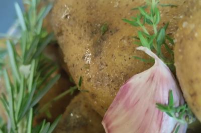 Plateau en bois avec verrines garnies, bol de pain tranché et bouteille de vin mousseux en arrière-plan.
