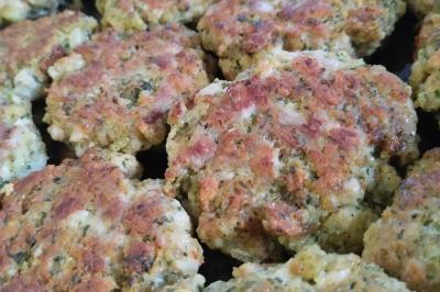 Plateau en bois avec verrines garnies, bol de pain tranché et bouteille de vin mousseux en arrière-plan.