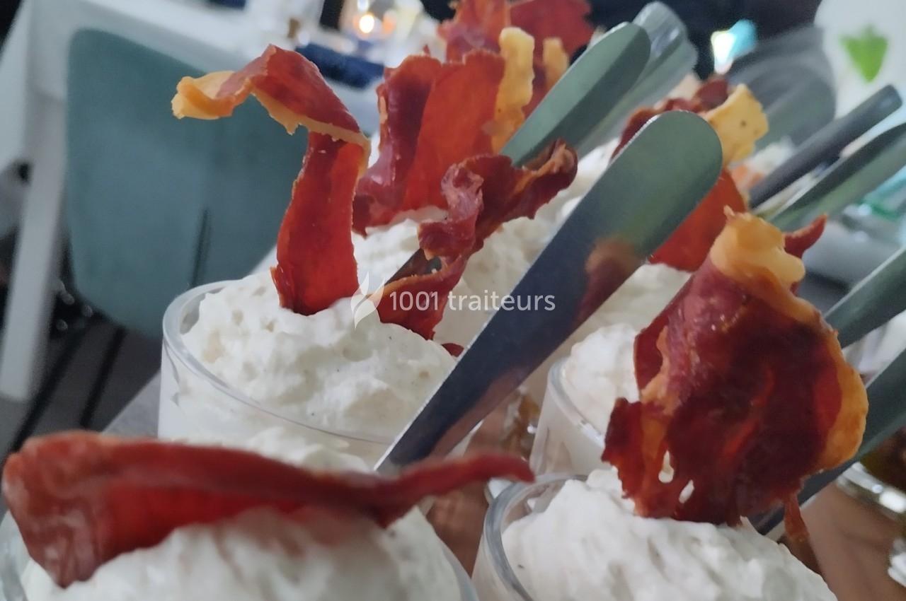 Verrines de mousse blanche garnies de chips de jambon croustillantes, présentées avec des cuillères.