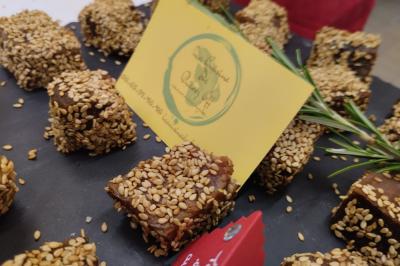 Miniature Traiteur Marssac-sur-Tarn (Tarn) - La Cuisine de Philoozofe #16 Assiette contenant un pavé de viande nappé de sauce, accompagné de pommes de terre et d'un crumble salé.