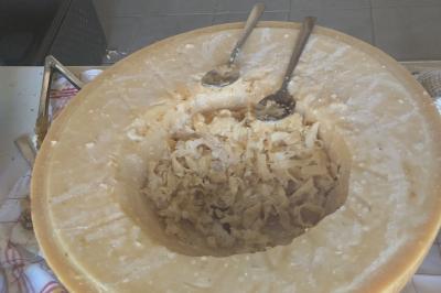 Miniature Traiteur Marssac-sur-Tarn (Tarn) - La Cuisine de Philoozofe #21 Assiette contenant un pavé de viande nappé de sauce, accompagné de pommes de terre et d'un crumble salé.