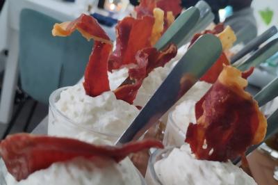 Miniature Traiteur Marssac-sur-Tarn (Tarn) - La Cuisine de Philoozofe #27 Assiette contenant un pavé de viande nappé de sauce, accompagné de pommes de terre et d'un crumble salé.