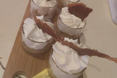 Miniature Traiteur Marssac-sur-Tarn (Tarn) - La Cuisine de Philoozofe #13 Assiette contenant un pavé de viande nappé de sauce, accompagné de pommes de terre et d'un crumble salé.