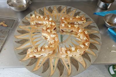 Miniature Traiteur Marssac-sur-Tarn (Tarn) - La Cuisine de Philoozofe #14 Assiette contenant un pavé de viande nappé de sauce, accompagné de pommes de terre et d'un crumble salé.