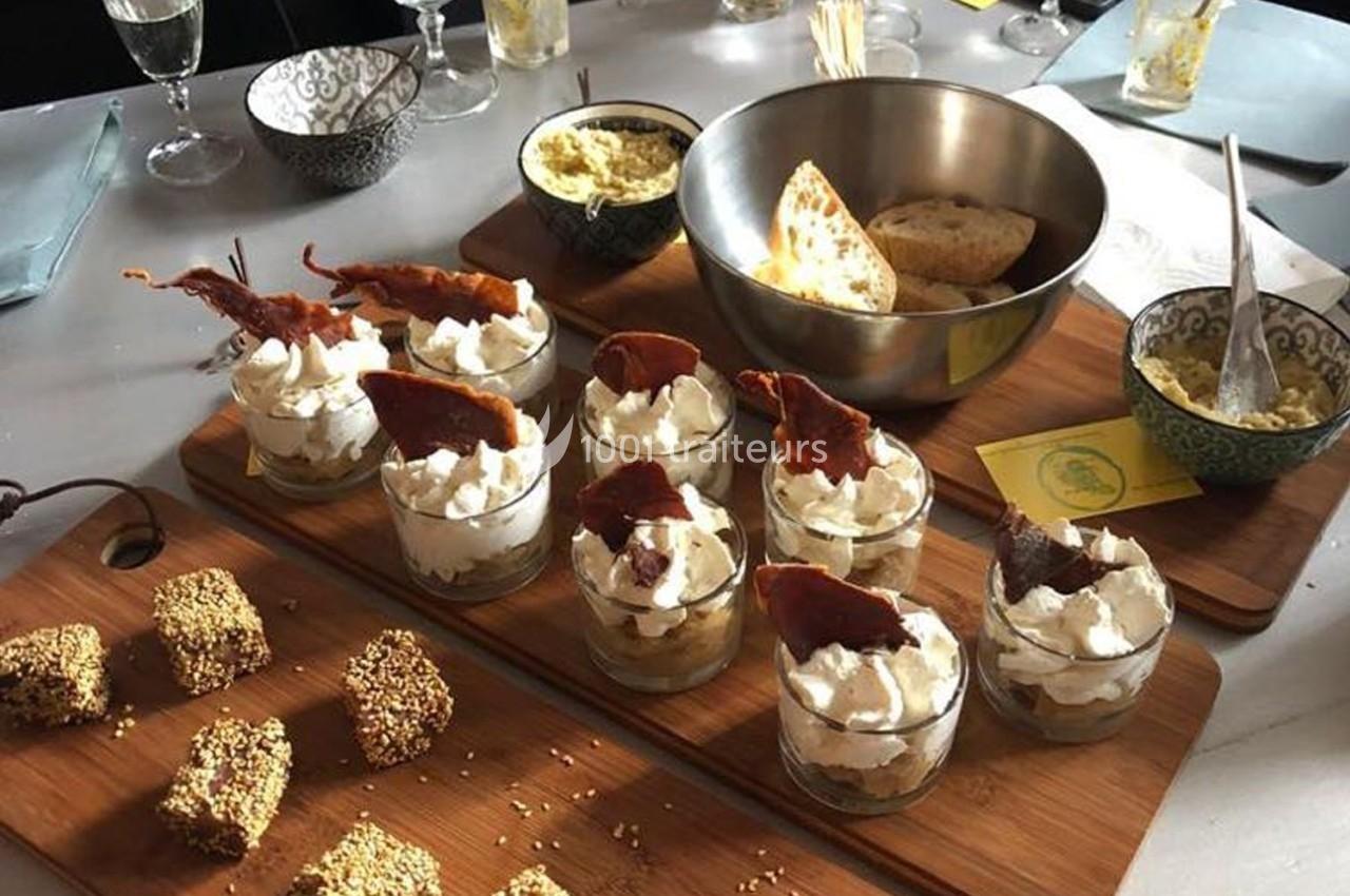 Plateau de verrines garnies de mousse et de chips croustillantes, accompagné de pain, dips et amuse-bouches au sésame.