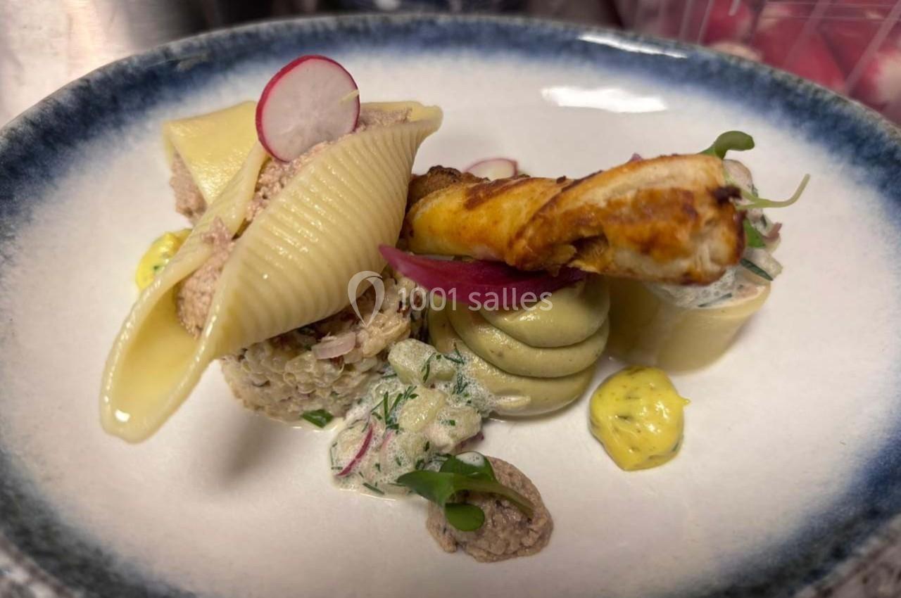 Assiette gastronomique avec pâtes farcies, quenelles, légumes, sauce crémeuse et garnitures raffinées.