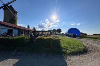 Plat gastronomique composé de viande, légumes, champignons, sauce caramélisée et croustillant sur une assiette décorative.