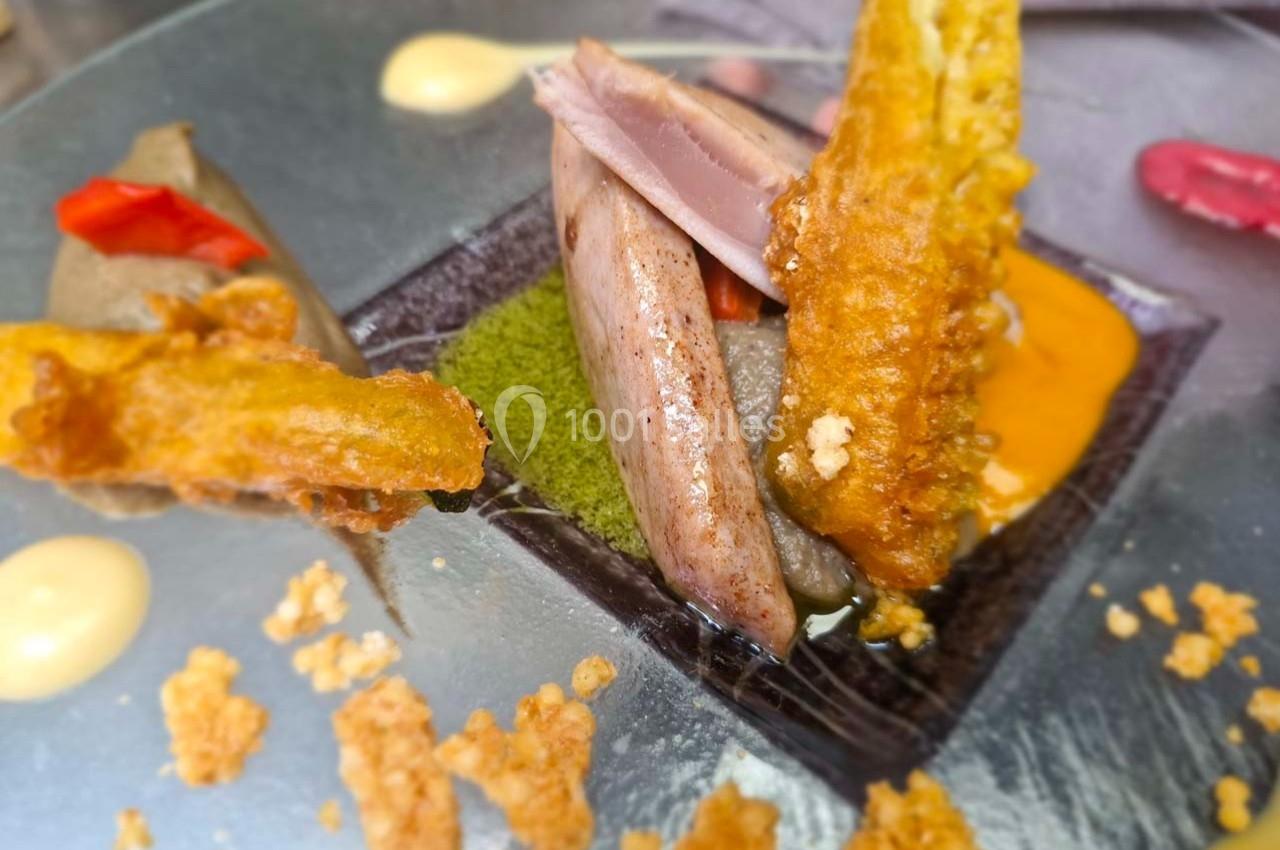 Assiette gastronomique composée de viande, purées colorées, chapelure croustillante et garnitures artistiques.