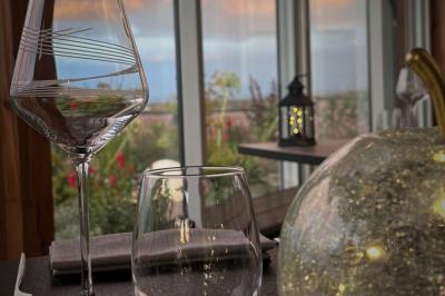 Plat gastronomique composé de viande, légumes, champignons, sauce caramélisée et croustillant sur une assiette décorative.