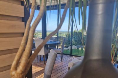 Plat gastronomique composé de viande, légumes, champignons, sauce caramélisée et croustillant sur une assiette décorative.