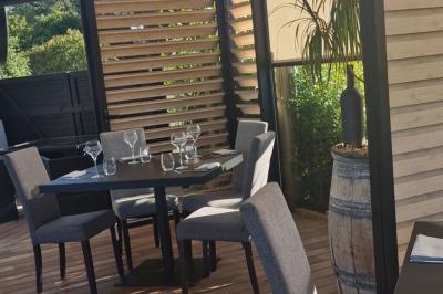 Plat gastronomique composé de viande, légumes, champignons, sauce caramélisée et croustillant sur une assiette décorative.