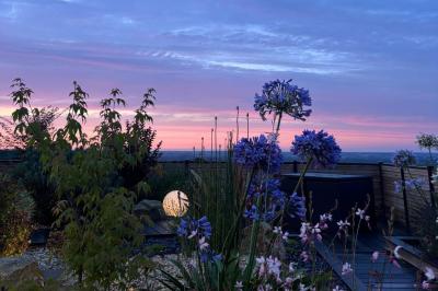 Plat gastronomique composé de viande, légumes, champignons, sauce caramélisée et croustillant sur une assiette décorative.