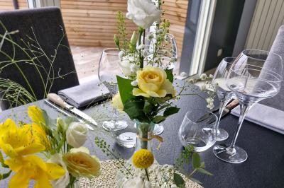 Plat gastronomique composé de viande, légumes, champignons, sauce caramélisée et croustillant sur une assiette décorative.