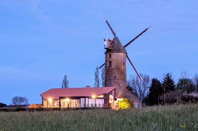 Plat gastronomique composé de viande, légumes, champignons, sauce caramélisée et croustillant sur une assiette décorative.