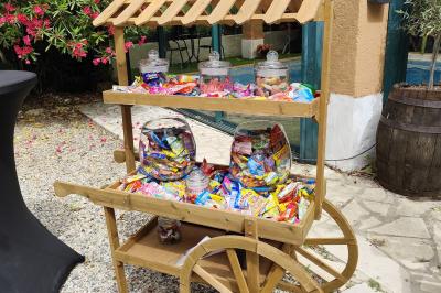 Salle de réception avec tables rondes dressées, nappes blanches, chemins de table en dentelle et décoration élégante.