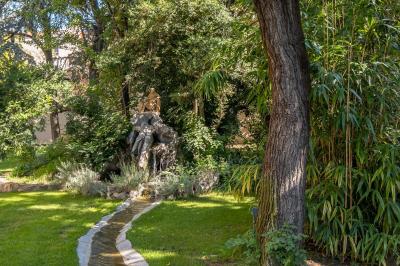 Salle de bain moderne avec carrelage marron, baignoire, fenêtre lumineuse, sèche-serviettes blanc et meuble en bois.