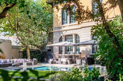 Salle de bain moderne avec carrelage marron, baignoire, fenêtre lumineuse, sèche-serviettes blanc et meuble en bois.