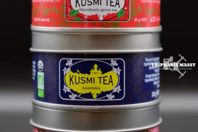 Deux boîtes de thé Kusmi Tea empilées, l'une bleue ’Anastasia’ et l'autre rose ’Green Rose’.
