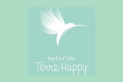 Salle lumineuse avec poutres apparentes, tables dressées et grande baie vitrée donnant sur un extérieur verdoyant.