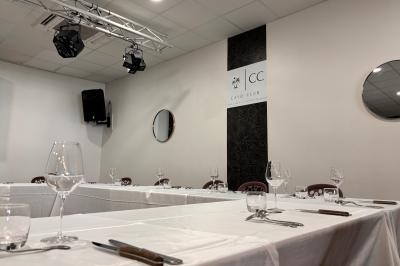 Logo circulaire de Cayo Club avec des palmiers, un soleil et le texte ’Event Planning & Happiness Organizer’.