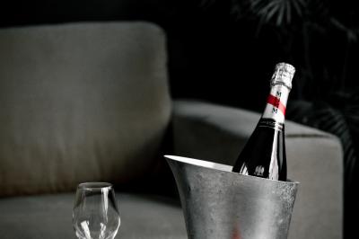 Logo circulaire de Cayo Club avec des palmiers, un soleil et le texte ’Event Planning & Happiness Organizer’.