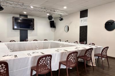 Logo circulaire de Cayo Club avec des palmiers, un soleil et le texte ’Event Planning & Happiness Organizer’.